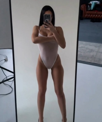 Молодая и игривая красавица готова окунуть тебя в мир страсти и наслаждения. Жду встречи с порядочным мужчиной для ярких и незабываемых моментов. 10673, 24 года